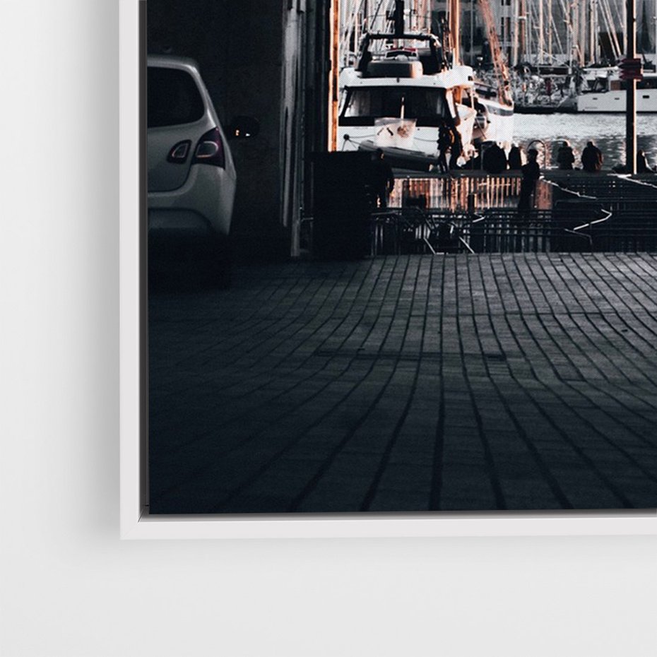 Obraz w ramie 80x120 - Światło Portowe - czarno białe zdjecie, uliczka w nadmorskim mieście - rama biała