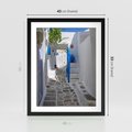 Plakat w ramie 40x50 - Uroki Santorini: Perspektywiczna Uliczka - uliczka, perspektywa - rama czarna