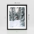 Plakat w ramie 40x50 - Spokój Zimowej Przygody w Lesie - domek w górach w lesie, zima - rama czarna