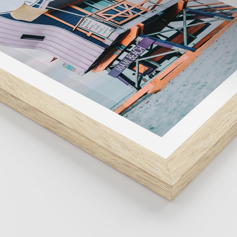 Plakat w ramie 30x40 - Plażowa Kolorystyka: Budka Ratownika w Pastelach - pastelowa budka ratownika, plaża Miami - rama drewno