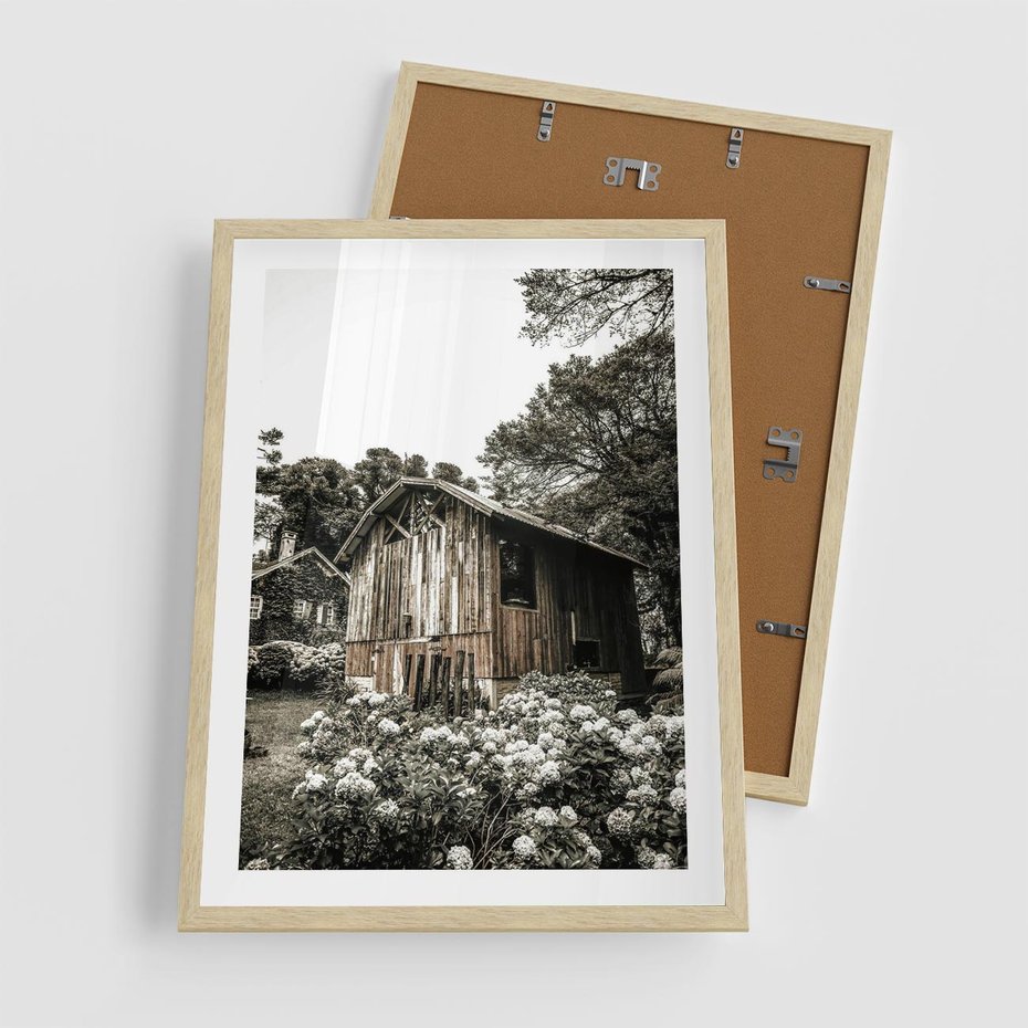 Plakat w ramie 50x70 - Oaza Uroku: Drewniana Chatka i Ogród - domek, ogród - rama drewno