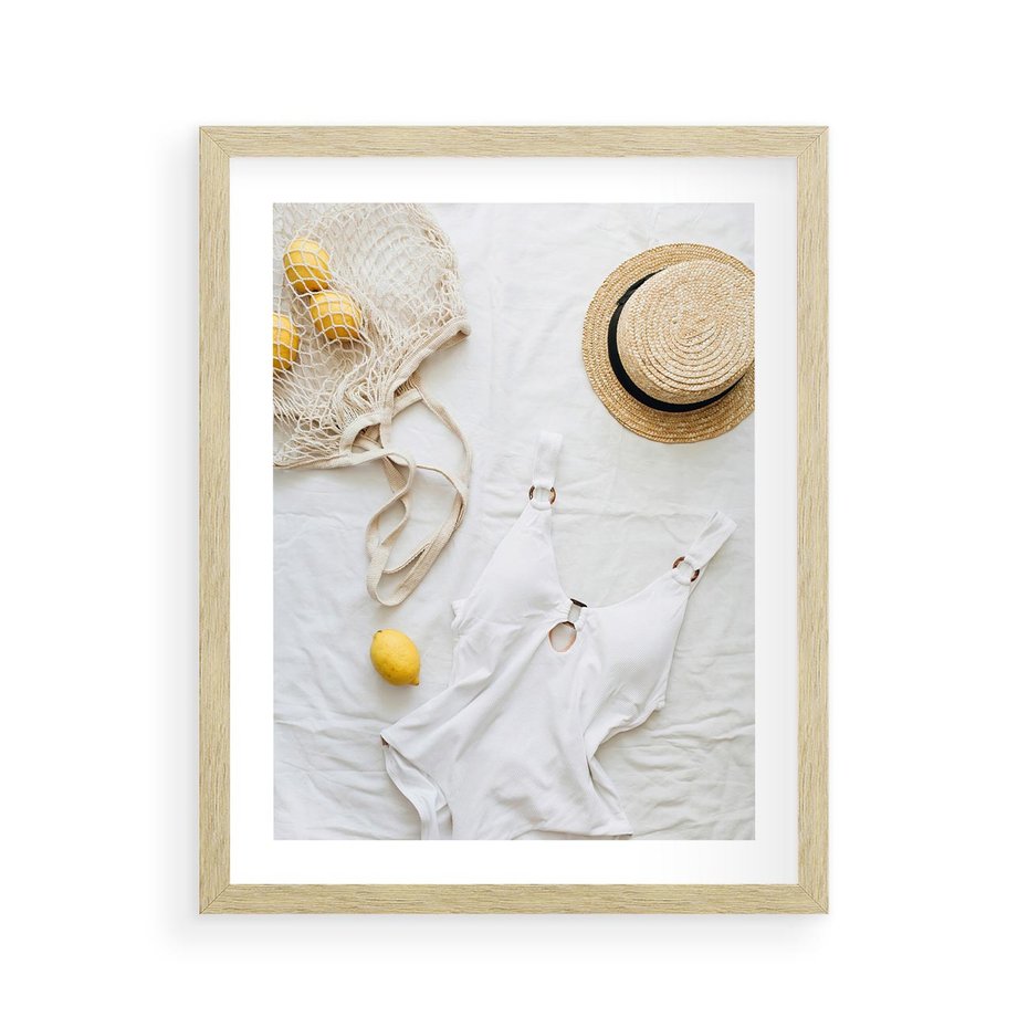 Plakat w ramie 40x50 - Moda na Wakacje: Cytrynowy Urok - kompozycja letnia, fashion - rama drewno