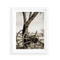 Plakat w ramie 40x50 - Rustykalna Tradycja - koło starego wozu, rustykalny styl - rama biała