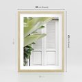 Plakat w ramie 30x40 - Tropikalne Okno - białe okiennice, zielona tropikalna roślina - rama drewno