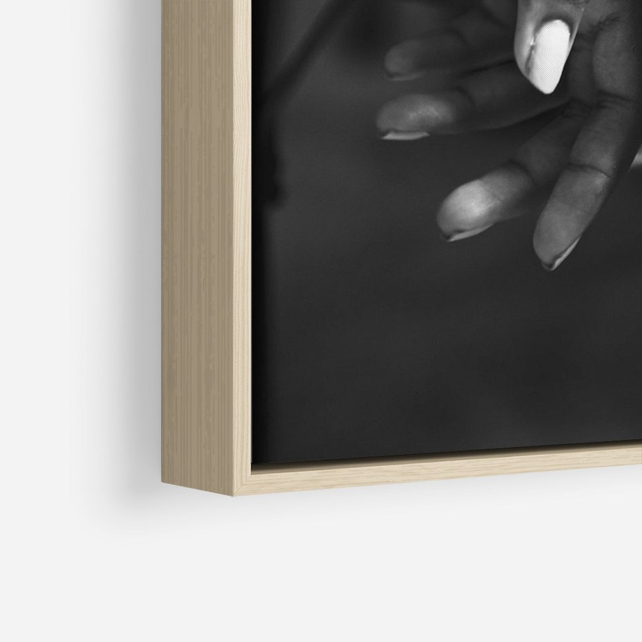 Obraz w ramie 50x70 - Splątane Uczucia - czarno biała fotografia, artystyczna - rama drewno