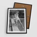 Plakat w ramie 50x70 - Retro Basen - retro zdjęcie, czarno białe - rama czarna