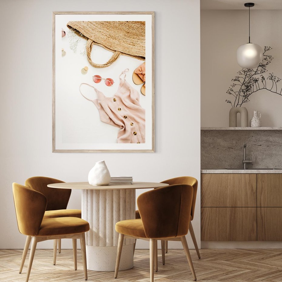 Plakat w ramie 50x70 - Moda na Plażę - kompozycja fashion, sukienka - rama drewno