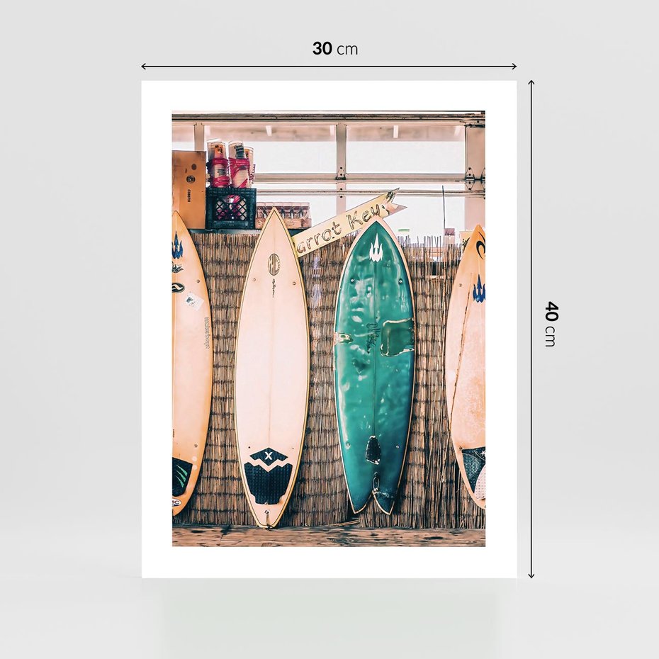 Plakat bez ramy 30x40 - Deski Surfingowe w Pionie - deski surfingowe, ustawione pionowo