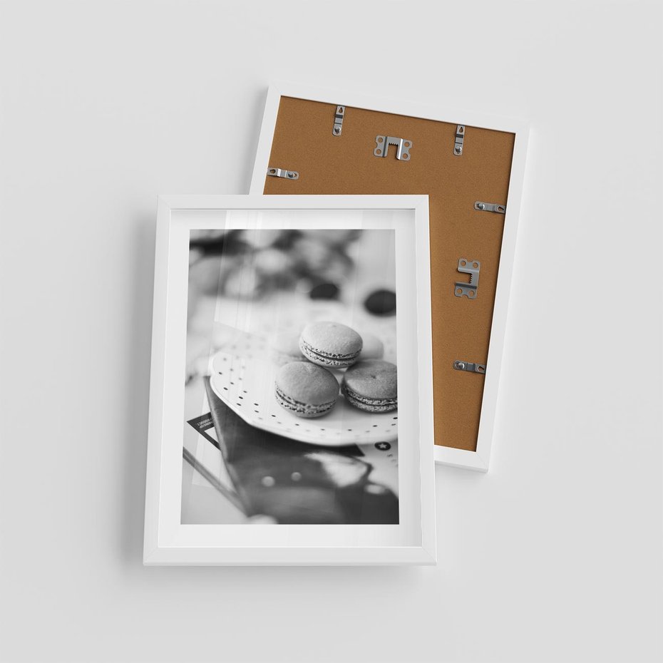 Plakat w ramie 30x40 - Makaroniki w Szarości - czarno biała fotografia, plakat - rama biała