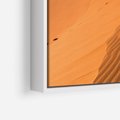 Obraz w ramie 80x120 - Piasek pustyni wędruje - pustynia, piasek - rama biała