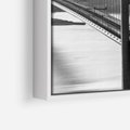 Obraz w ramie 80x80 - Ikona Miasta - most Nowy Jork, czarno biała fotografia - rama biała