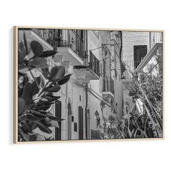 Obraz w ramie 70x50 - Nadmorska Uliczka - czarno białe zdjecie, uliczka w nadmorskim mieście - rama drewno