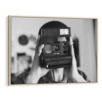 Obraz w ramie 100x70 - Mężczyzna za Aparatem - czarno białe zdjęcie, portret - rama drewno