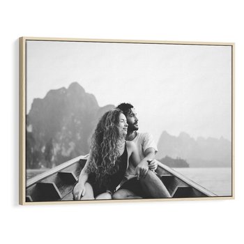 Obraz w ramie 120x80 - Księga mglistych marzeń - czarno biała fotografia, para zakochanych w łodzi - rama drewno