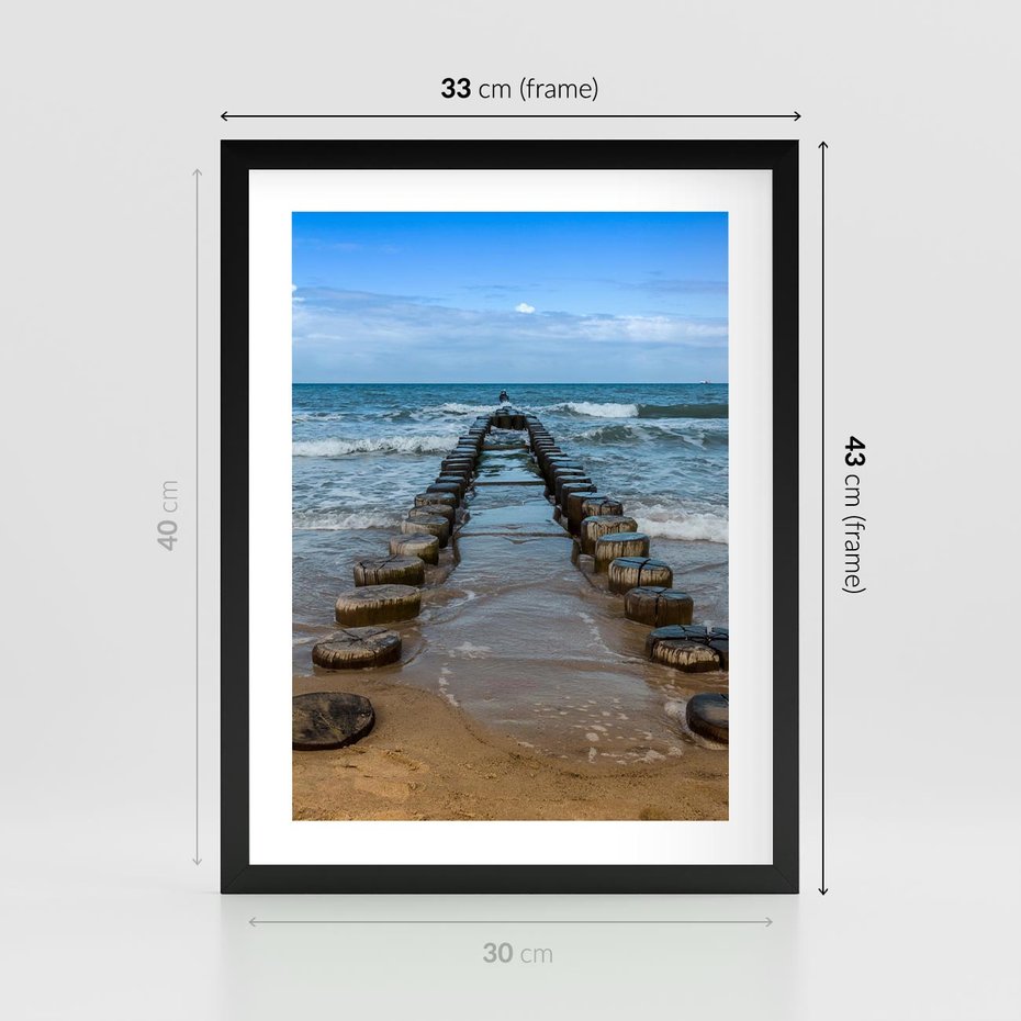 Plakat w ramie 30x40 - Falochron na brzegu morza - falochron, morze - rama czarna