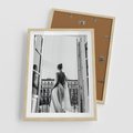 Plakat w ramie 50x70 - Poranki w Paryżu - czarno białe zdjęcie, kobieta w prześcieradle na balkonie - rama drewno
