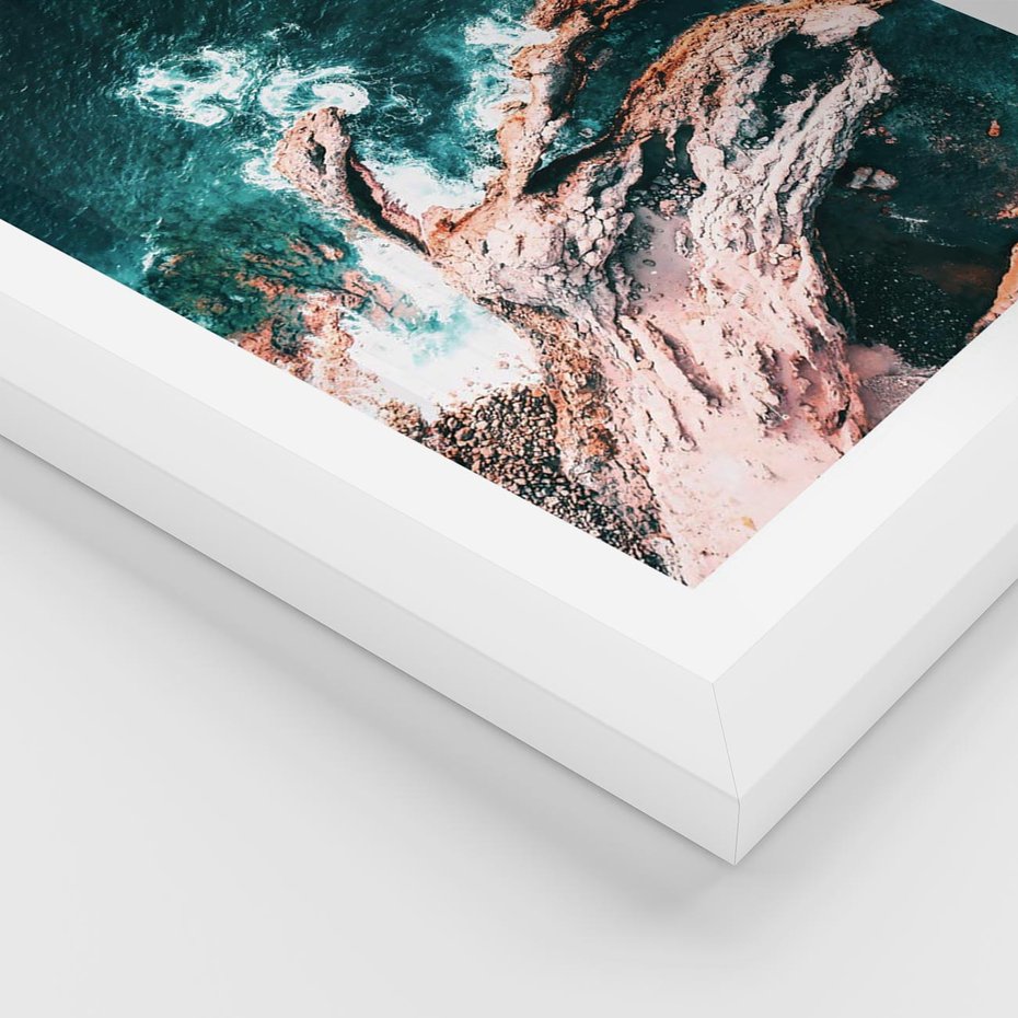 Plakat w ramie 30x40 - Fale i Skały w Spokoju i Burzy - morze, fale rozbijają się o skały - rama biała