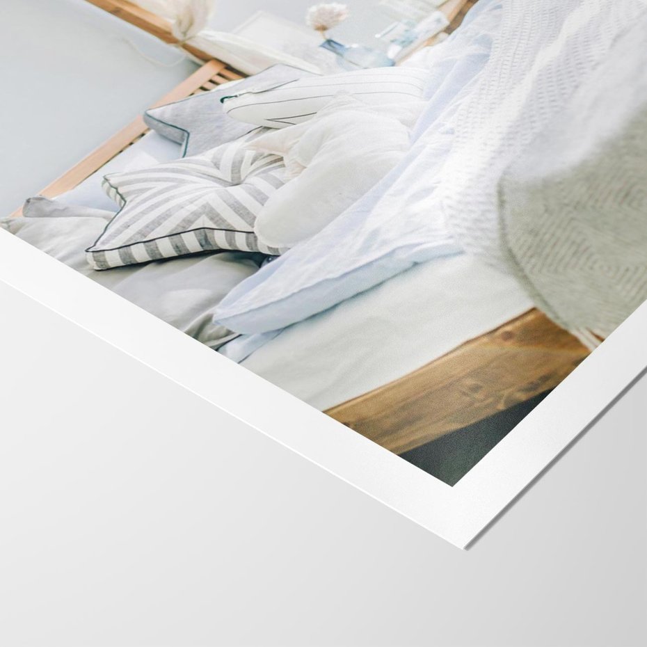 Plakat bez ramy 21x30 - Relaks w Sypialni: Jasne Kolory - zdjęcie sypialni, łóżko