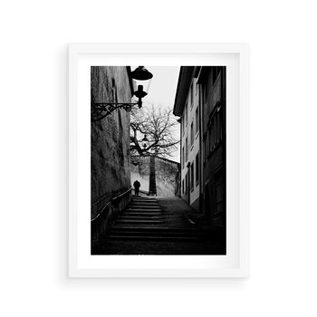 Plakat w ramie 40x50 - Ukryta Uliczka - czarno białe zdjęcie, schody - rama biała