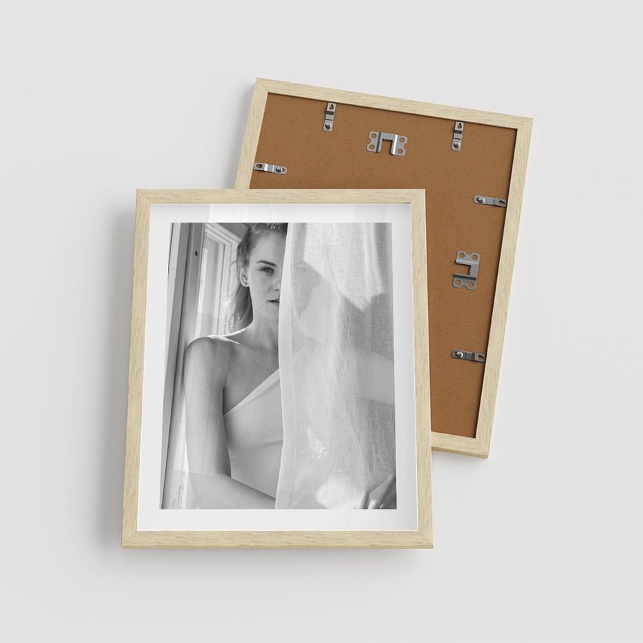 Plakat w ramie 40x50 - Za Firanką - czarno białe zdjecie, piękny portret eterycznej kobiety - rama drewno