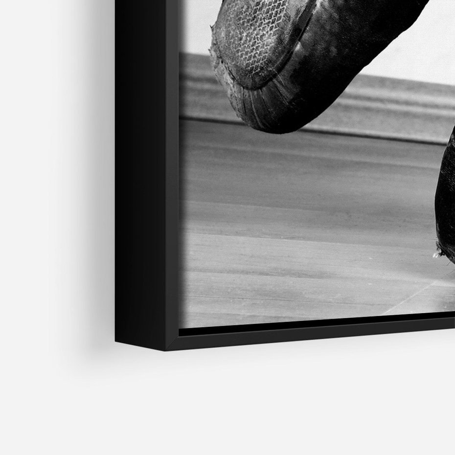 Obraz w ramie 50x70 - Taniec Zmysłów - artystyczne zdjęcie, odcienie szarości - rama czarna
