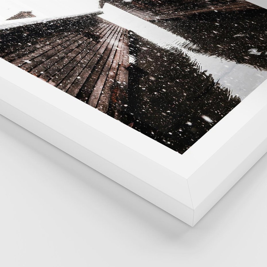 Plakat w ramie 30x40 - Spadający Śnieg - domek górski, w zimie - rama biała