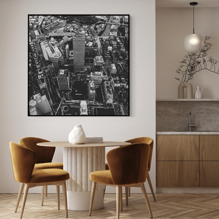 Obraz w ramie 50x50 - Kontrastujące miasto - miasto, biało - rama czarna
