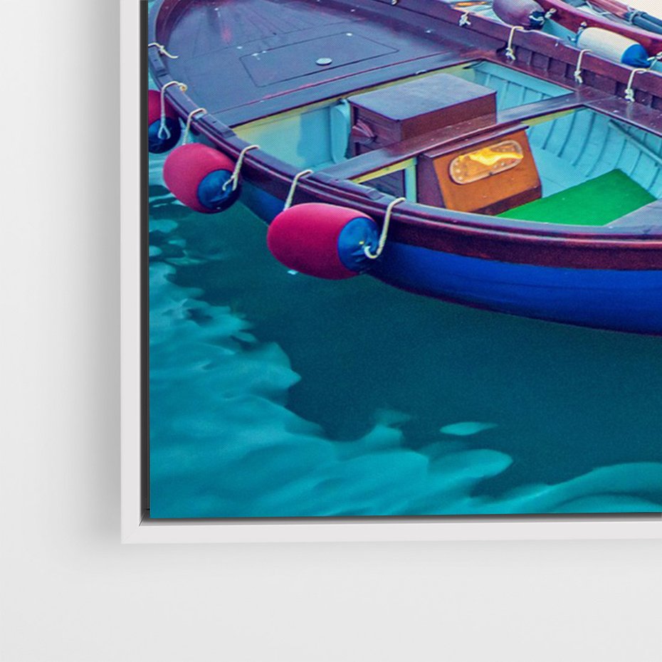 Obraz w ramie 80x120 - Tańczące kolory zachodu - nadmorskie kolorowe miast, kolorowe budynki na brzegu - rama biała