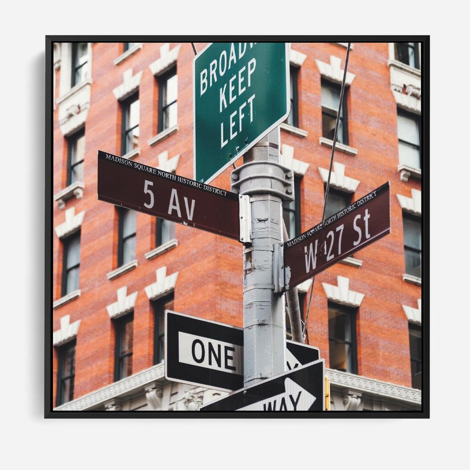 Obraz w ramie 50x50 - Namiastka wielkiego miasta - Nowy Jork, drogowskaz - rama czarna