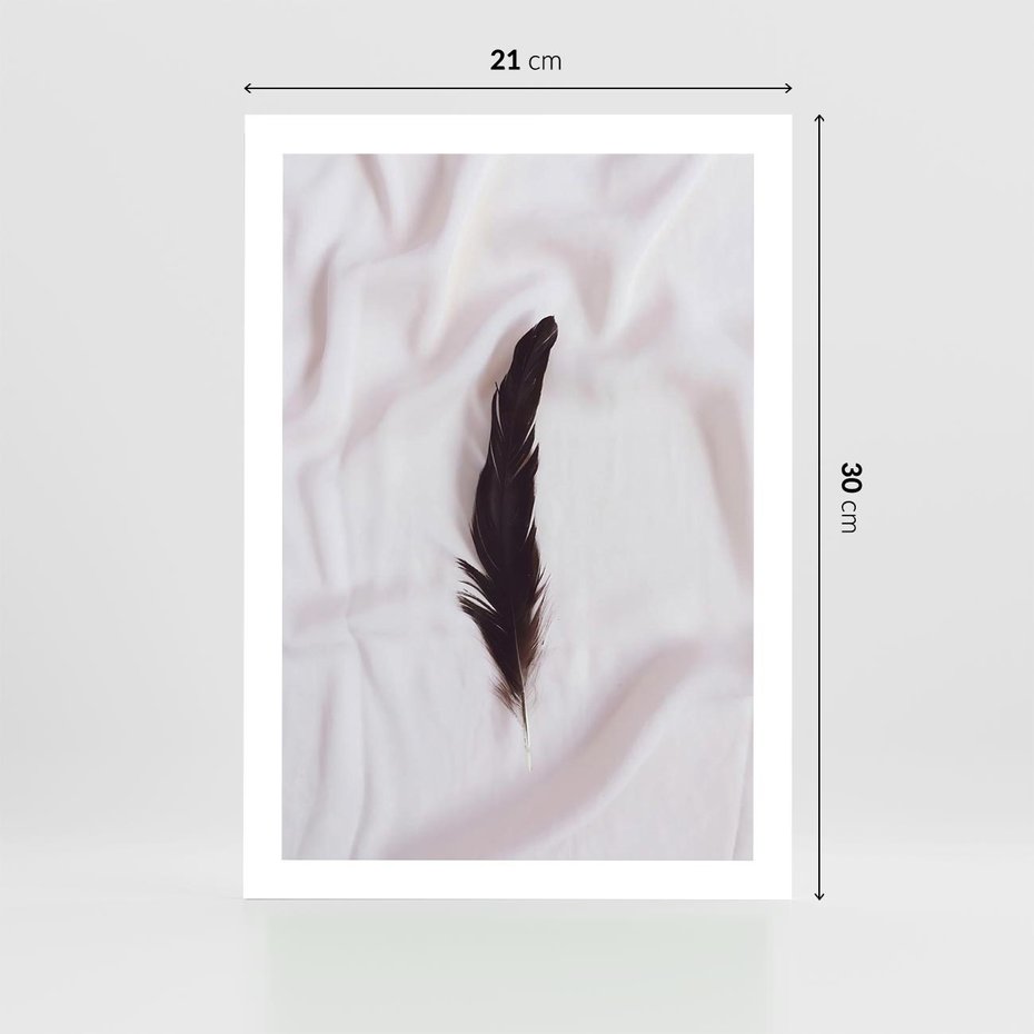 Plakat bez ramy 21x30 - Prosta Elegancja - czarne pióro na białej pościeli, minimalizm