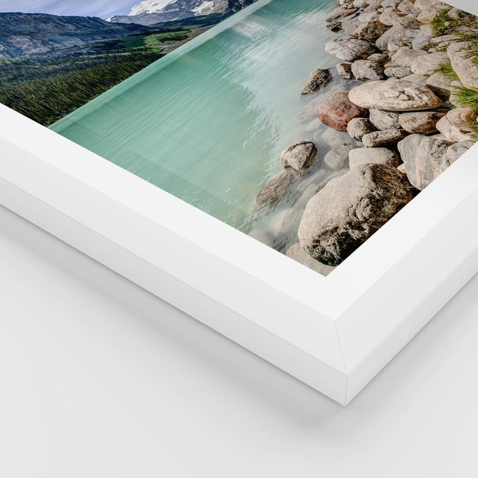 Plakat w ramie 30x40 - Górskie jezioro - spokój i piękno - jezioro, górskie - rama biała