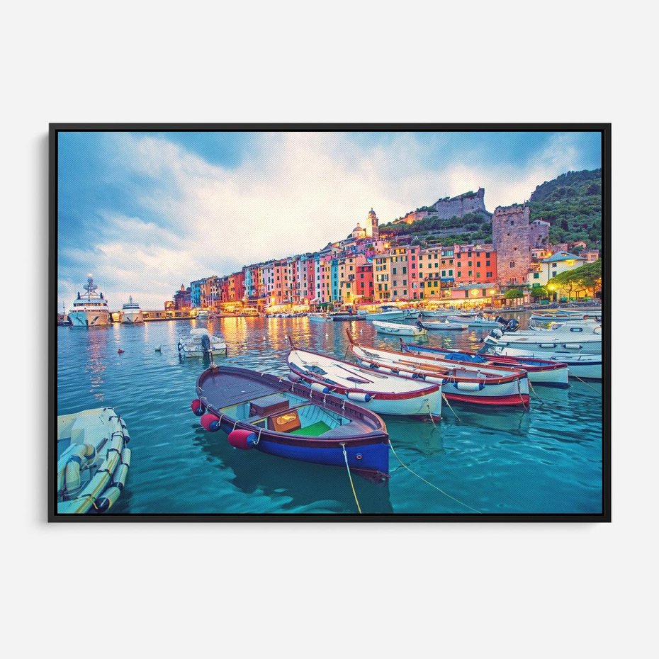 Obraz w ramie 70x50 - Tańczące kolory zachodu - nadmorskie kolorowe miast, kolorowe budynki na brzegu - rama czarna