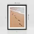 Plakat w ramie 30x40 - Ślady Stóp na Plaży: Spacer nad Morzem - plaża, ślady stóp na piasku - rama czarna