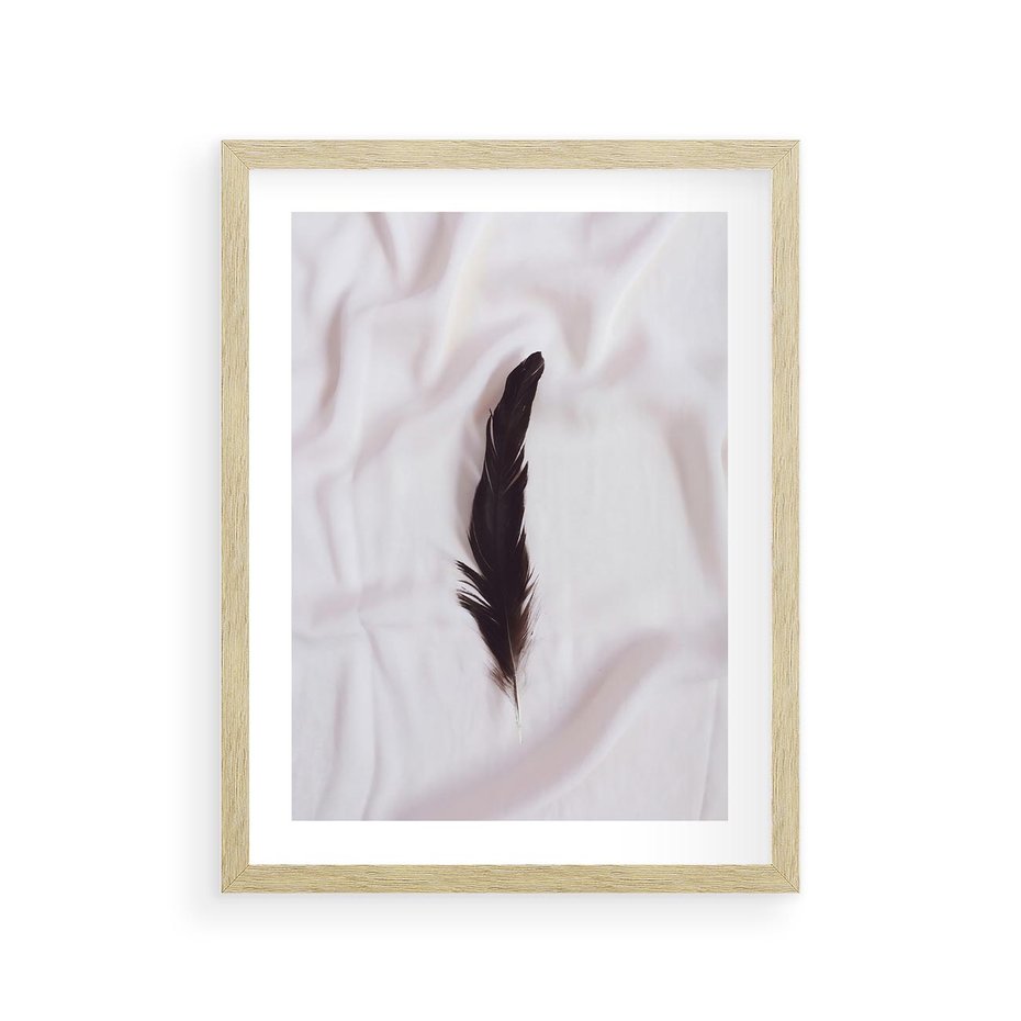 Plakat w ramie 30x40 - Prosta Elegancja - czarne pióro na białej pościeli, minimalizm - rama drewno