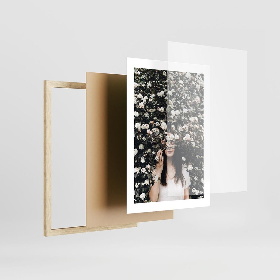 Plakat w ramie 30x40 - Kobieta w Krzewie Kwiatów - krzak z kwiatami, schowana za nim kobieta - rama drewno