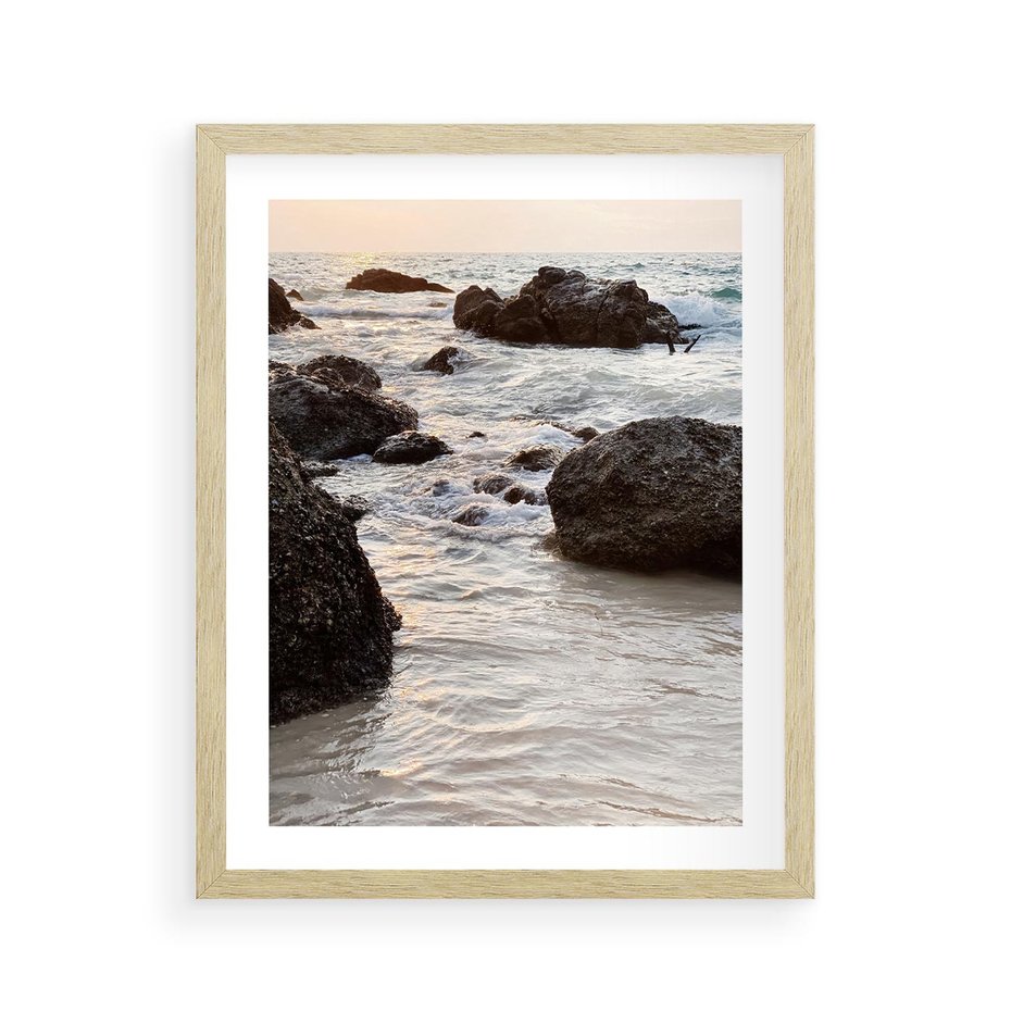Plakat w ramie 40x50 - Dramatyczna Sceneria: Morze i Skały nad Brzegiem - fale, morze - rama drewno