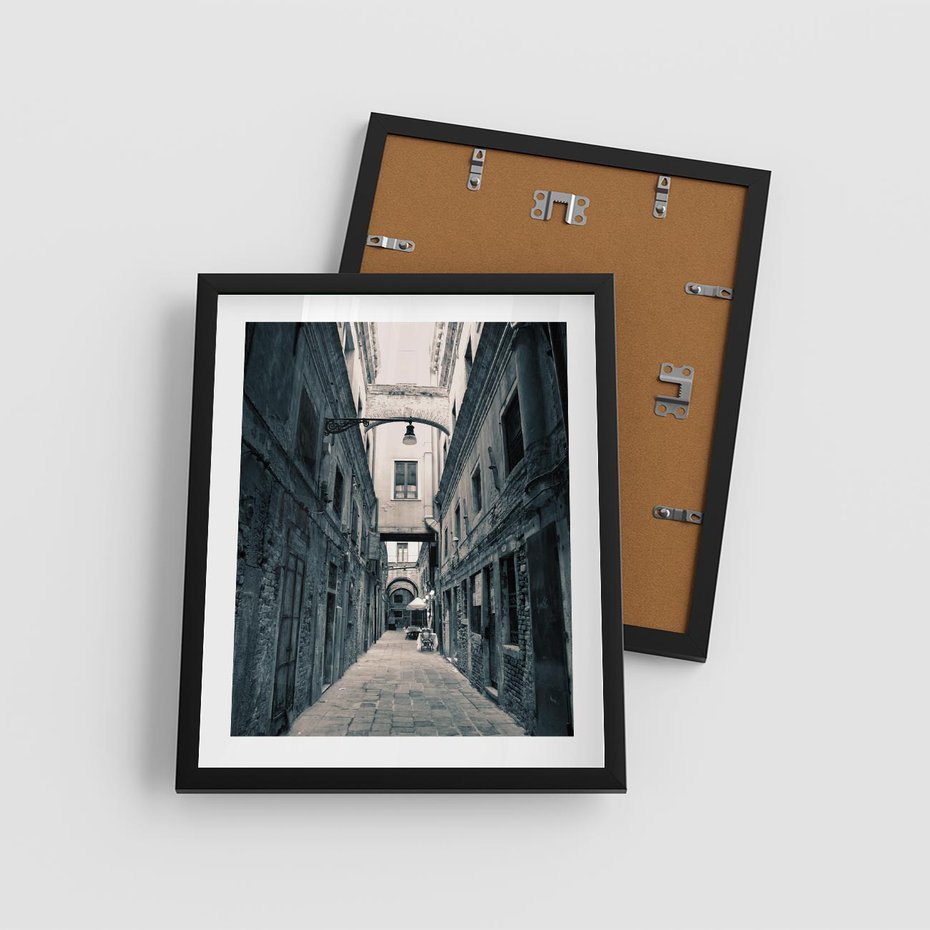 Plakat w ramie 40x50 - Odkryj tajemnice miasta - uliczka, perspektywa - rama czarna