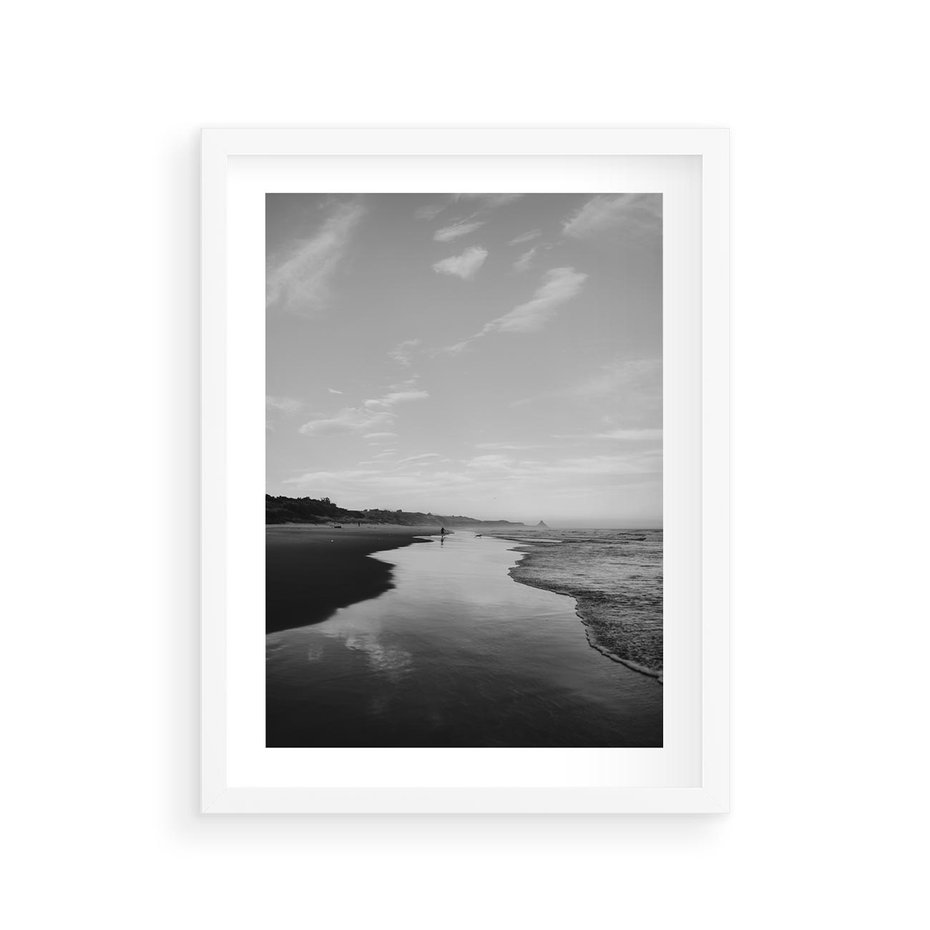 Plakat w ramie 30x40 - Nadmorska Melodia - czarno białe zdjęcie, plaża - rama biała