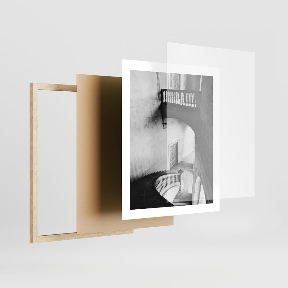 Plakat w ramie 40x50 - Po Schodach w Dół - czarno białą fotgrafia, zakręcone schody w starek kamienicy - rama drewno