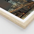 Plakat w ramie 50x70 - Miasto rozświetlone nocnym blaskiem - miasto, nocą - rama drewno
