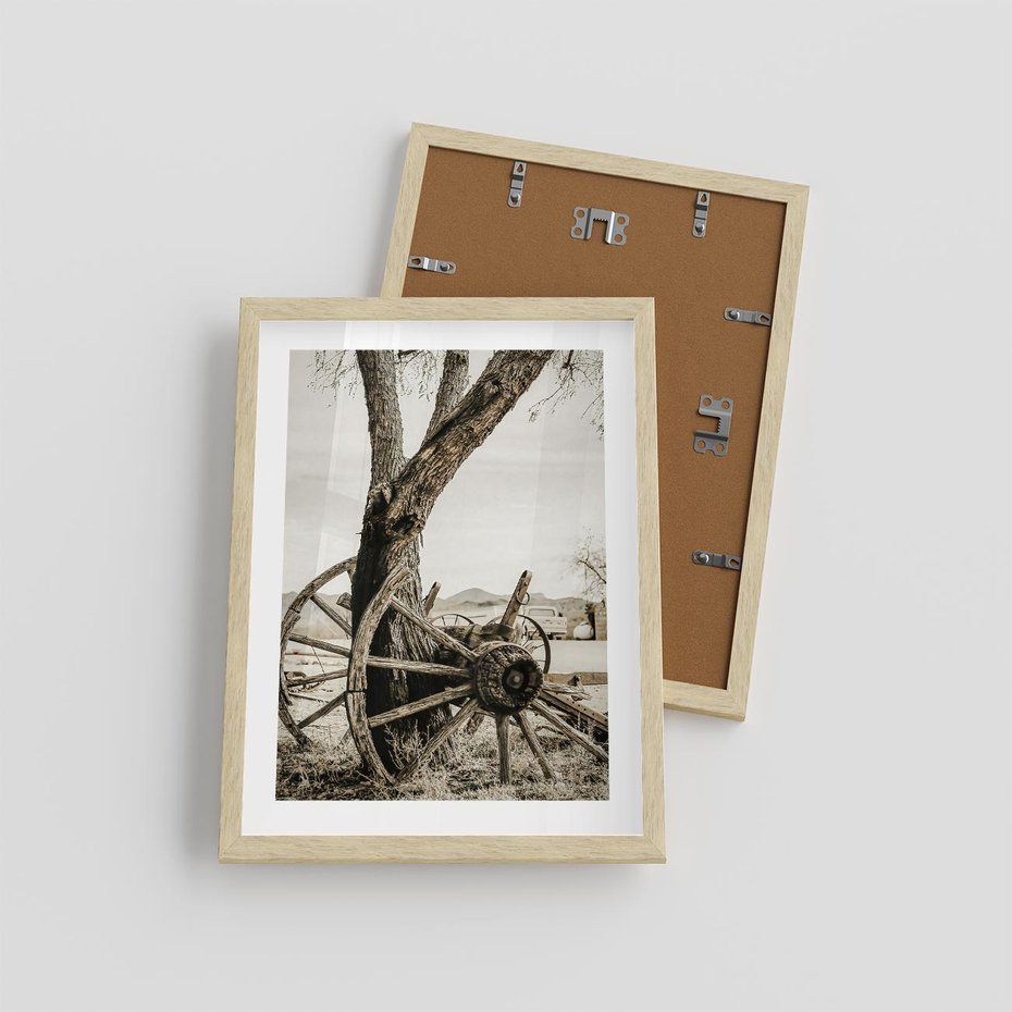 Plakat w ramie 30x40 - Rustykalna Tradycja - koło starego wozu, rustykalny styl - rama drewno