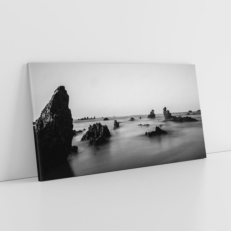 Obraz na płótnie 100x50 - Harmonia świateł i cieni - zamglona dzika plaża, skały na plaży