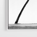 Obraz w ramie 80x120 - Samotne Palmy - czarno biała fotografia, dwie samotne palmy - rama biała