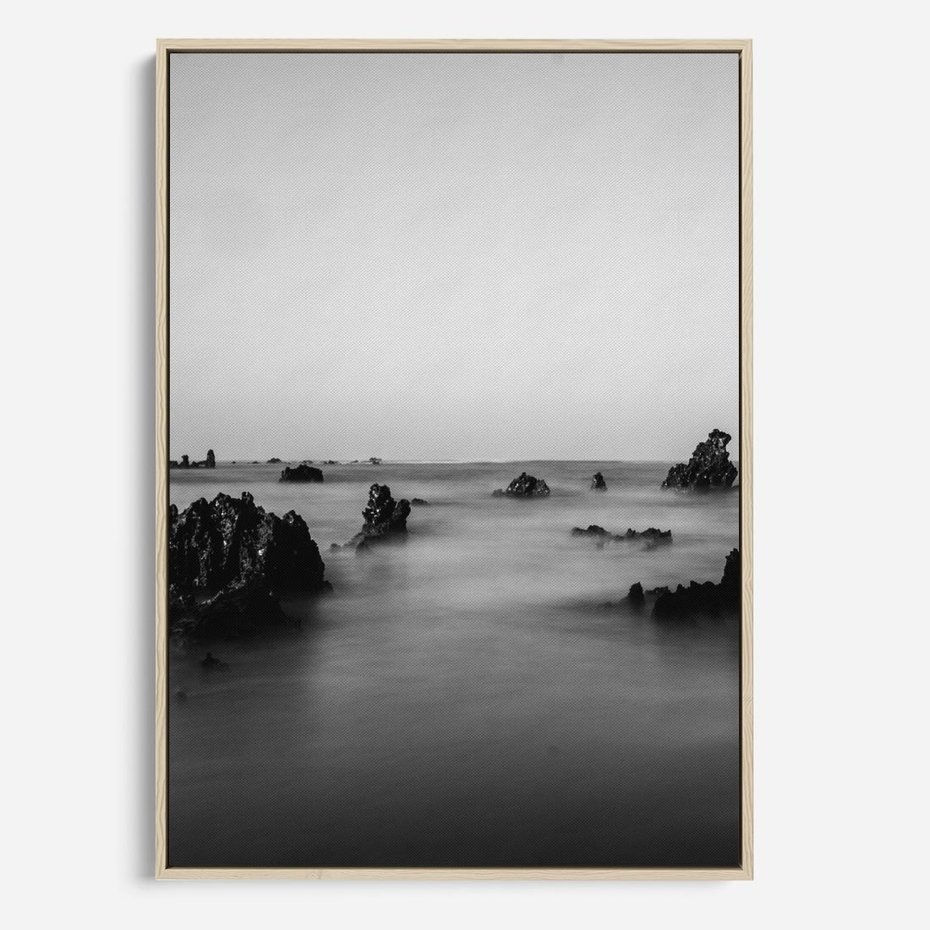 Obraz w ramie 80x120 - Harmonia świateł i cieni - zamglona dzika plaża, skały na plaży - rama drewno