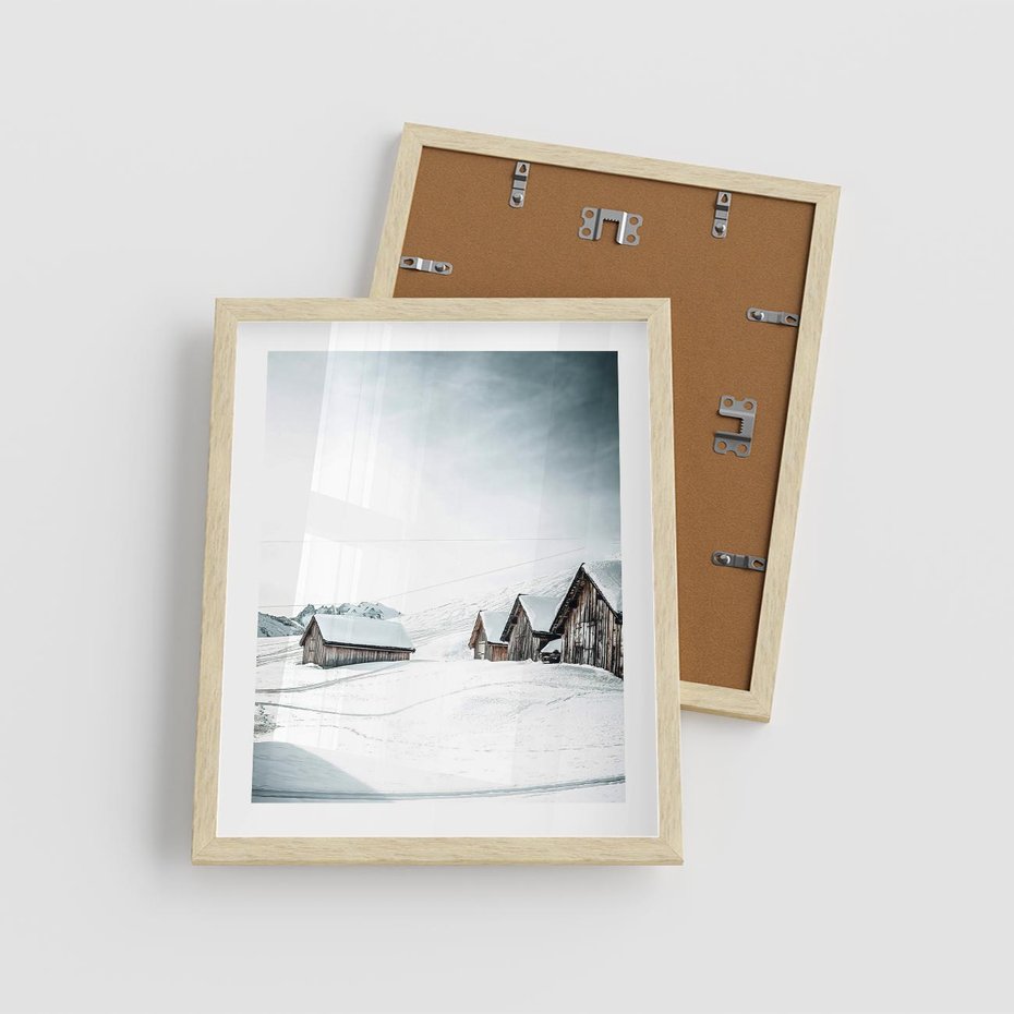 Plakat w ramie 40x50 - Zima w Domkach: Urok Śnieżnej Scenerii - domki w śnieżnym krajobrazie - rama drewno