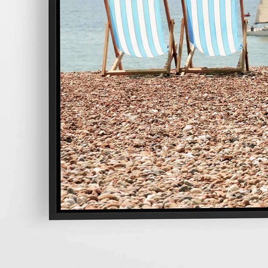 Obraz w ramie 70x50 - Letnia retro bajka - fotografia, pasiaste leżaki - rama czarna