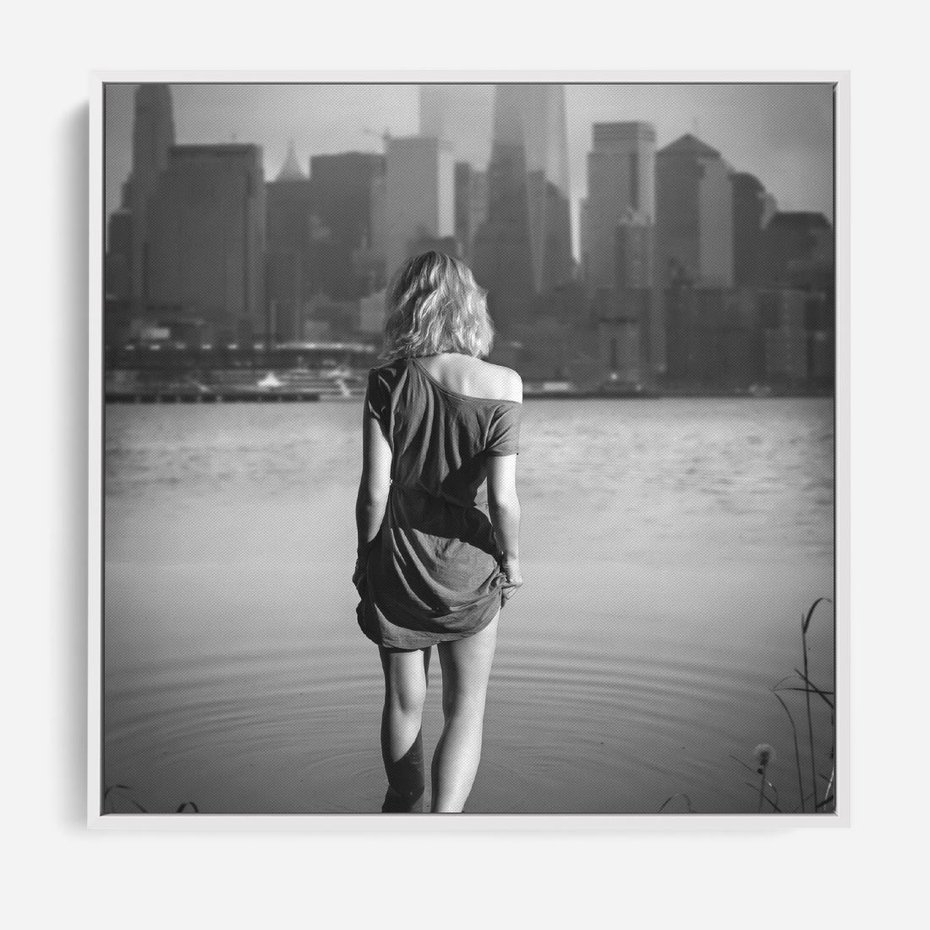 Obraz w ramie 50x50 - Kapiel w Mieście - czarno białe zdjęcie, kobieta wchodzi do wody - rama biała