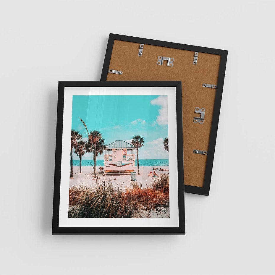 Plakat w ramie 40x50 - Plaża, Palmy i Spokój Miami - budka ratownika, plaża Miami - rama czarna
