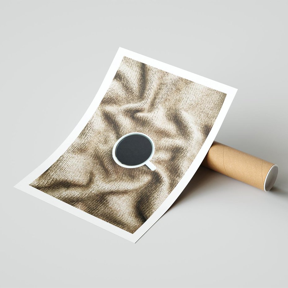 Plakat bez ramy 50x70 - Filiżanka Kawy na Brązowym Kocu - kawa, czarna kawa