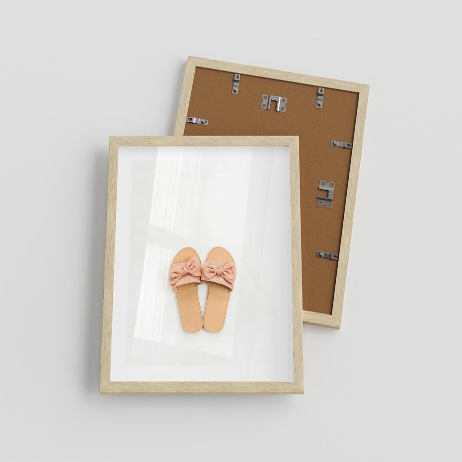 Plakat w ramie 30x40 - Minimalistyczna Moda: Klapki na Białym Tle - klapki, minimalizm - rama drewno
